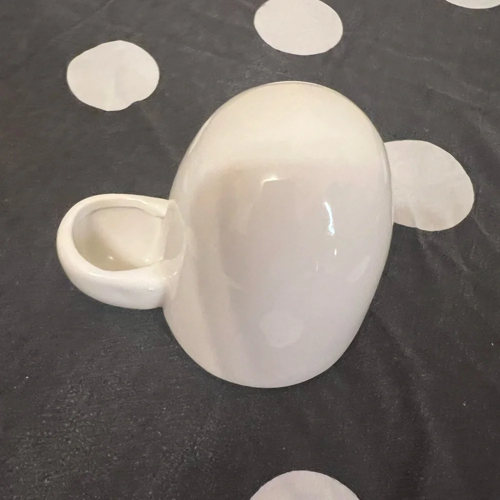 Pet feeding Dispenser. Igloo.